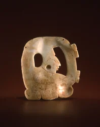 Pendentif en forme de glyphe avec le dieu Hunahpu